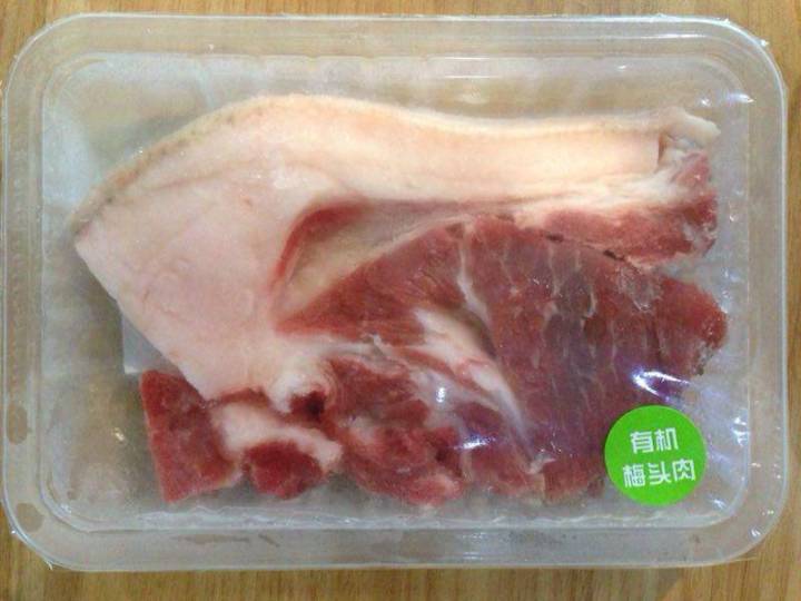 选品,选用猪肉,居民高频消费的单品,搭配生鲜全品类.