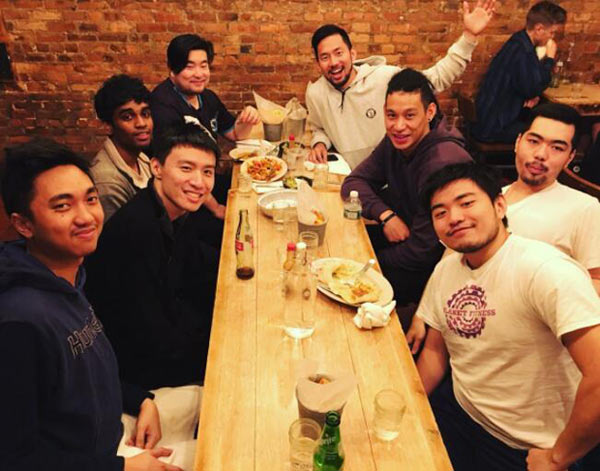 在推特上发布了一张自己与vgj的成员吃饭时的合照:"和兄弟们出去玩