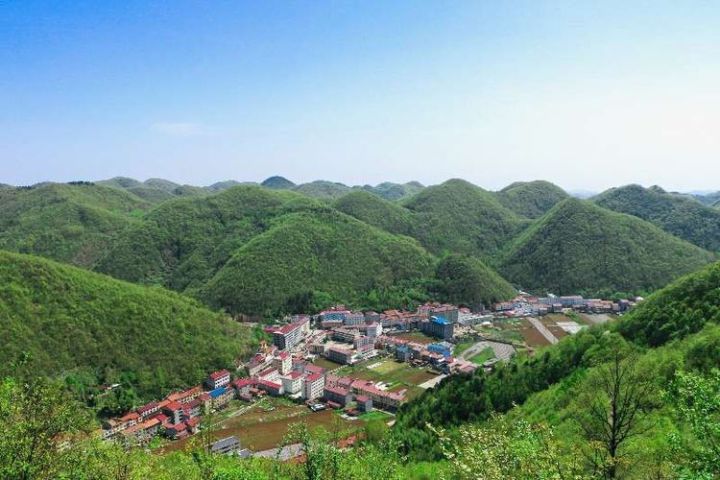 绿色乡村保康县在建设生态战略中,按照"天蓝,水清,山绿,景美"的生态