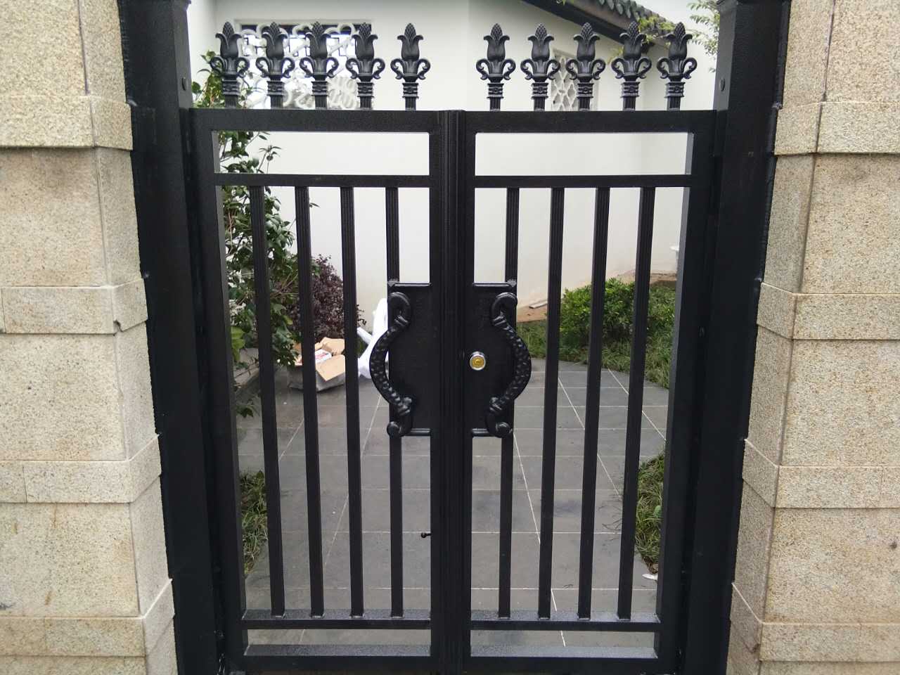 洛阳别墅庭院入户花园大门|铝铸铁艺精制对开门安装实景