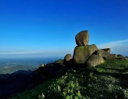 花岗岩奇石等自然景观和社戏傩舞人文景观构成的生态旅游风景区,为