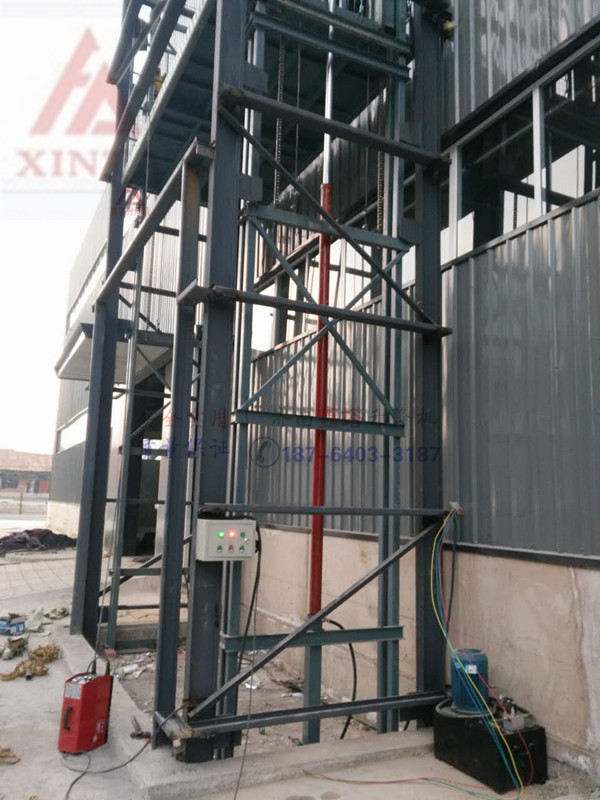 客户之前安装的电动葫芦的现改为液压升降货梯带电动门液压升降货梯
