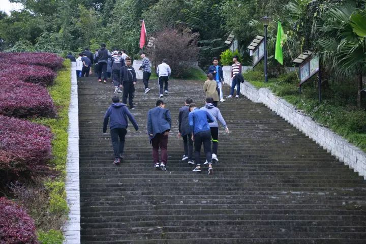 绵阳皇家天梯学院火了,上学像修仙~你去过没?