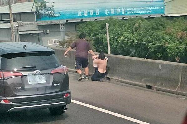 女子被男友扒衣服半裸拖行