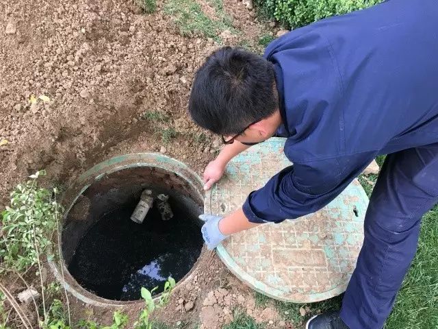 疏通下水道 疏通下水道,保障居住安全.