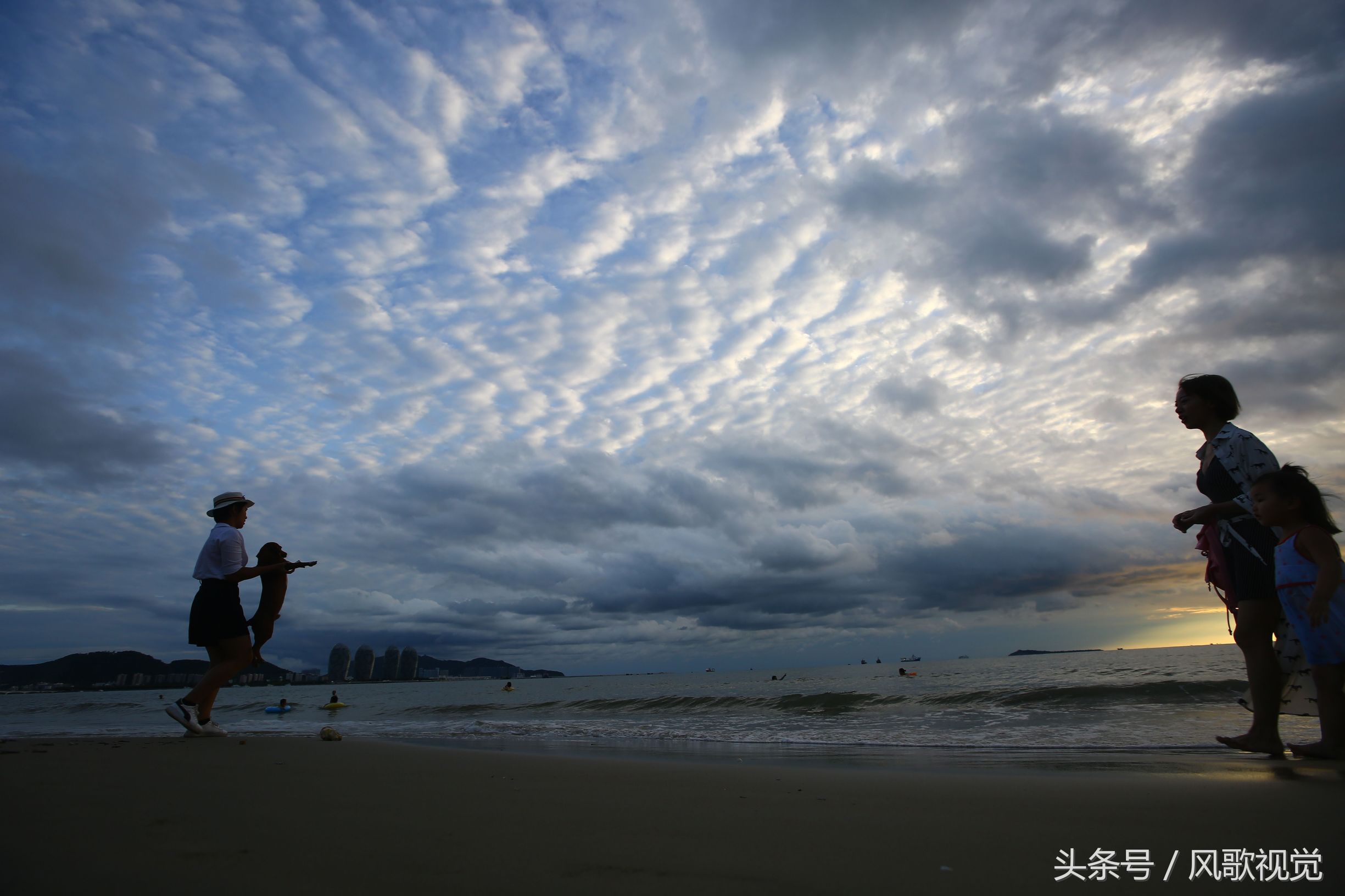 游人在三亚湾海滩游玩.