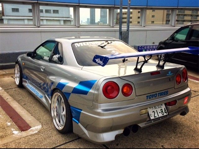 眼前的这辆也是skyline(参数|图片 gtr r34,在外观上与保罗所驾驶的