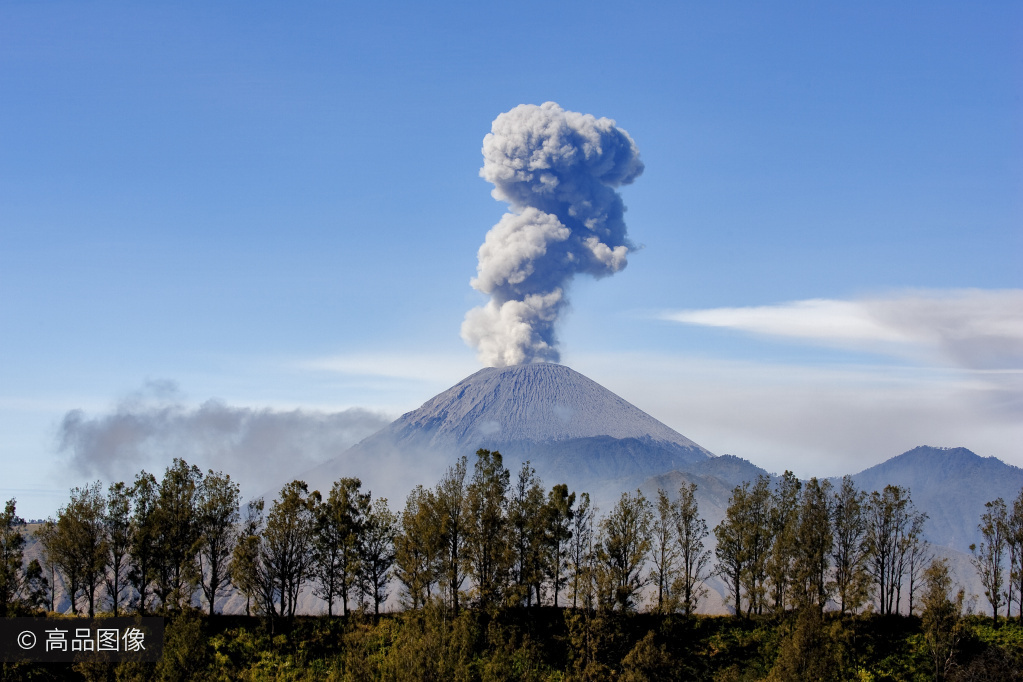 位于印度尼西亚爪洼岛西南部的塞梅鲁火山爆发,塞梅鲁火山海拔高度3