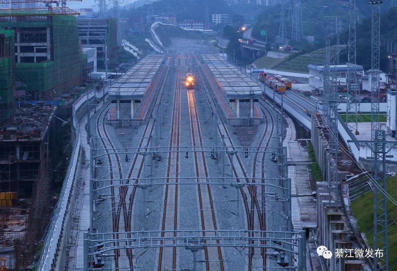 震撼!渝贵铁路试跑开始!8趟列车呼啸而过…独家视频↓