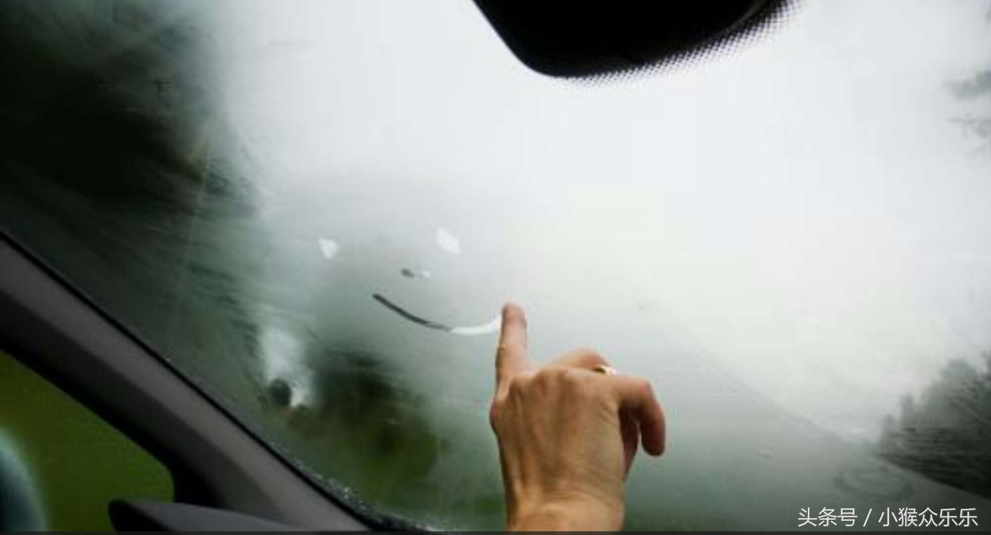 秋冬季节,车窗常起雾,还在傻傻用手擦?这几个妙招老司机都知道