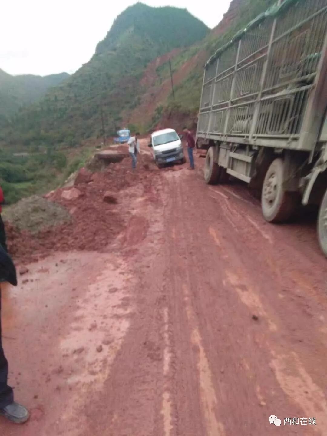汽车  来源:mr lu 最近西和雨水天气不断,洛峪镇羊马城路段路面塌陷
