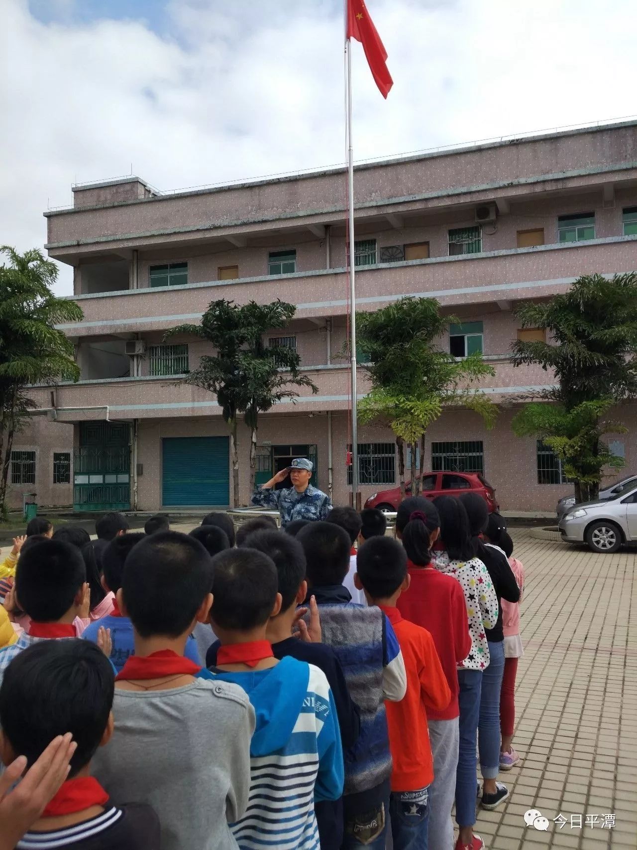 10月17日上午,驻惠某空军部队官兵来到平潭镇光辉小学,为孩子们送来了