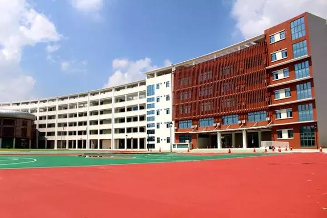 信德学校主教学楼"公园之城"的建设在持续进行中.