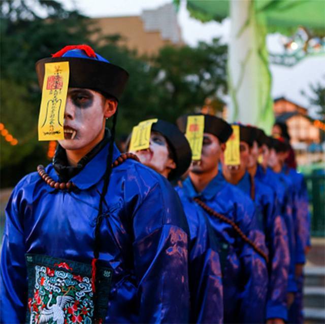 一阵冷风,道符飞扬……许愿林被阴魂笼罩,鬼新娘孤独地敲钟,镇魂铃