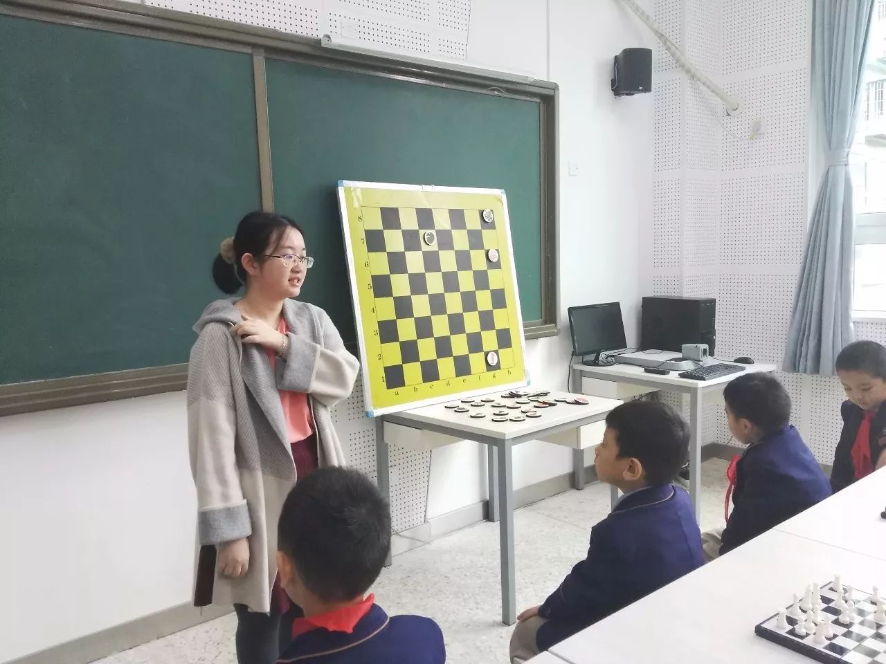 国际象棋大师走进重庆九龙坡的石桥铺小学和杨石路小学