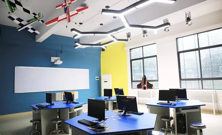 建成了面积200余平方米的机器人应用教室,140平米的创客空间,另外还建
