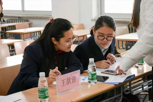 参加面试活动的评委老师通过向同学们提问,针对同学们的表达能力,工作