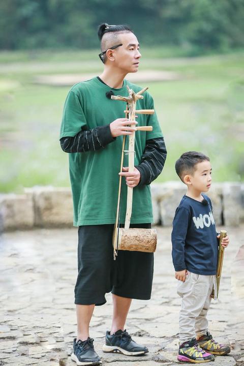 陈小春真的有在很努力维护自己的潮男形象,就连发型也是很大哥地留了