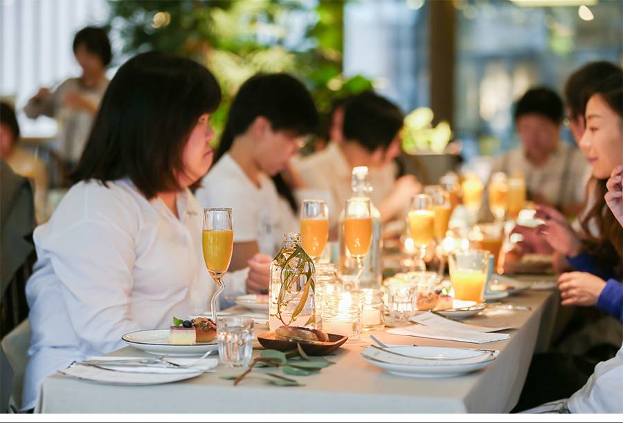 避开微凉秋雨,在「情境餐桌」上听歌,聊天与品鉴美食