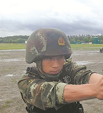 党的十九大代表,武警黑龙江省总队二支队三大队副大队长李玉峰和他的