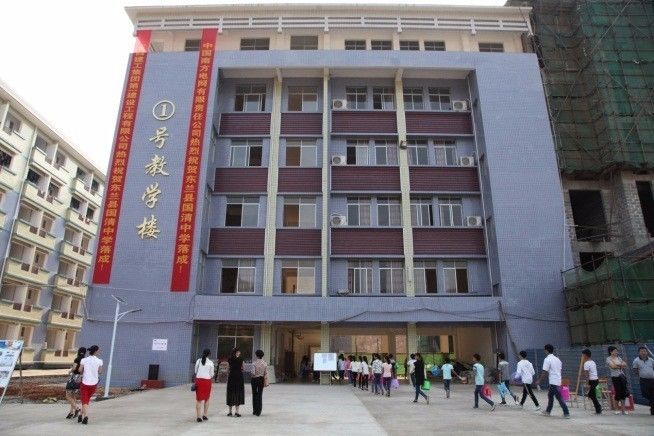 学校大门国清中学位于东兰县城东郊,2016年9月开始招收新生.