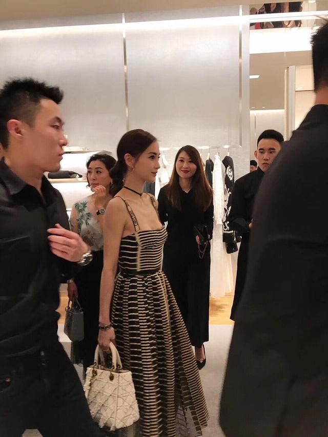 上海dior店开业,路人拍的赵丽颖和杨颖!网友:瘦的胸骨都突出了