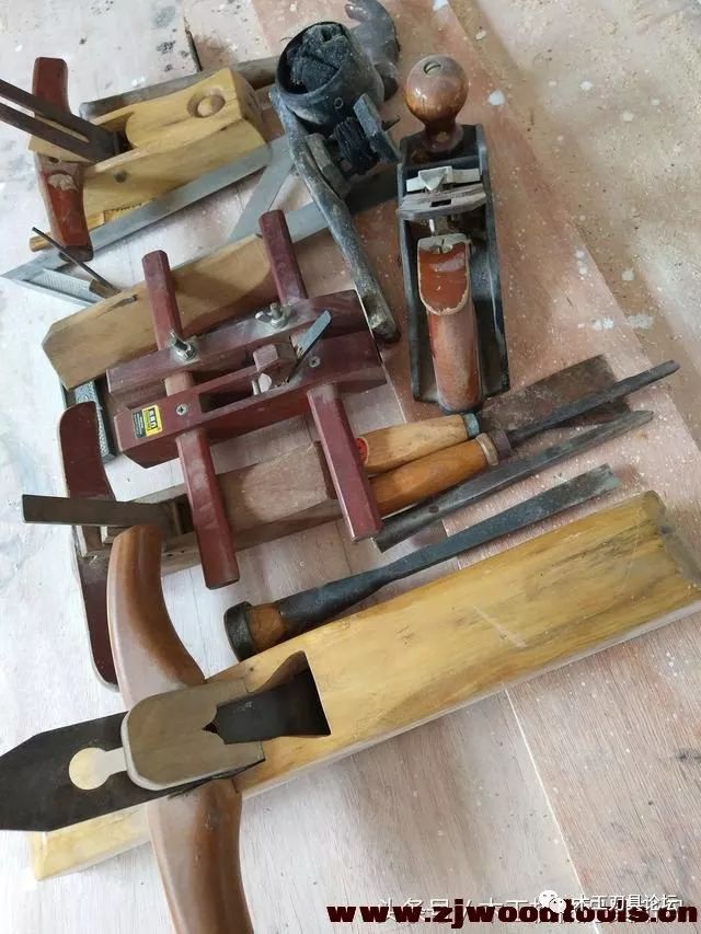 朋友家里装修,找出一套传统手工木工工具,可惜刨子是