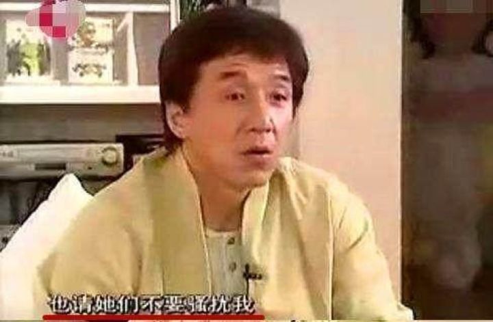 却不太关注自己的女儿 九年前 成龙面对媒体坦然回应"我犯了全天下