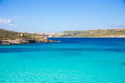 马耳他三蓝之一,这一湖碧蓝色的海水,通透得可以看见水底的白沙,在