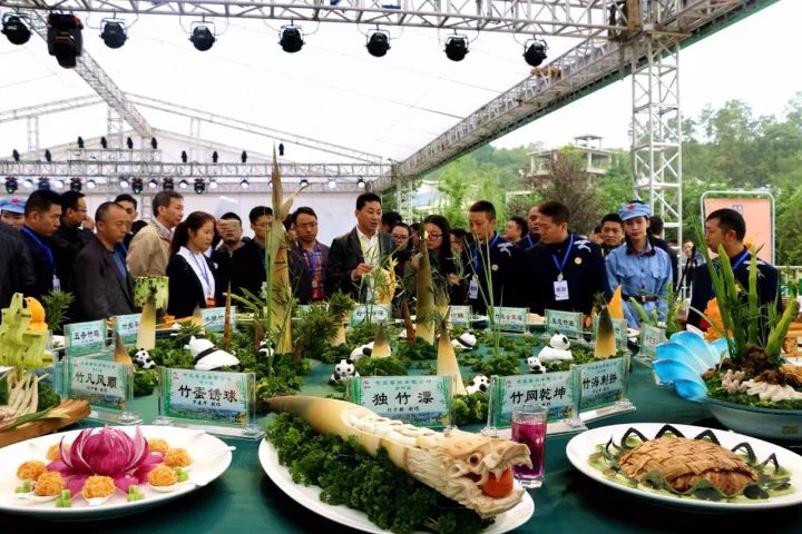 我市市政协主席吕平,副主席汤生勇携赤水市餐饮协会"赤水全竹宴"前往