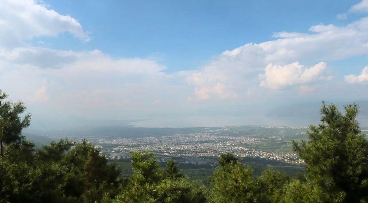 山脉南端的主峰,由十九座山峰由北向南组成,绵延数千米,北起邓川县,南