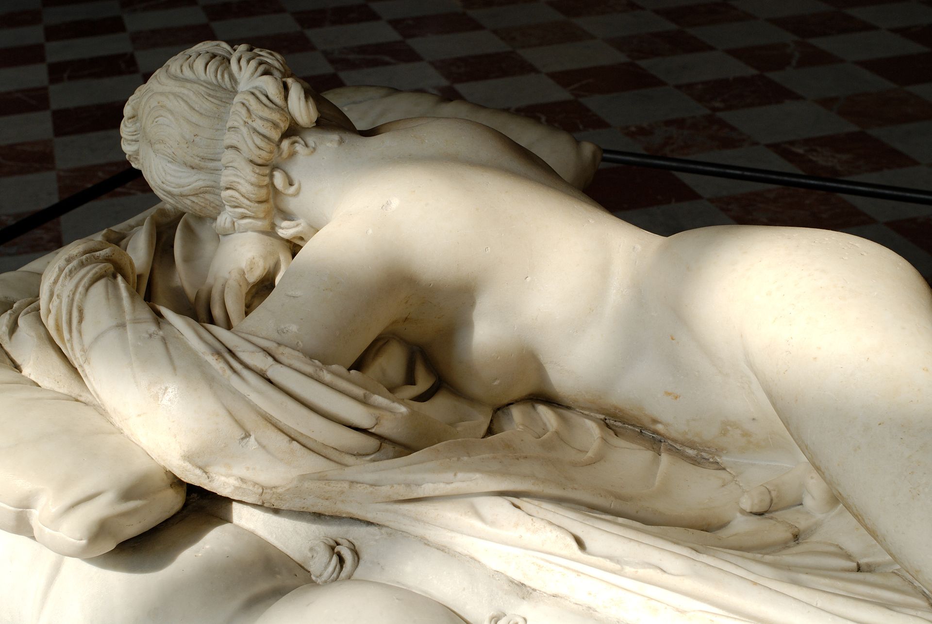 西方艺术介绍——贝尼尼的争议雕塑《沉睡的海尔玛弗狄忒》