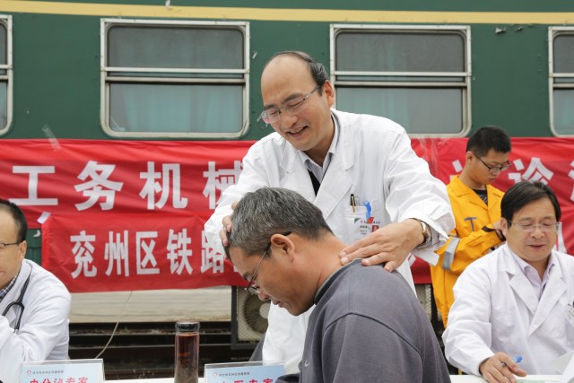 健康 正文 在铁路线宿营车下,兖州铁路医院的专家医生们仔细测血压,听