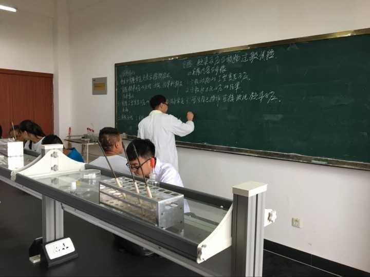 这是临床医学生的听课状态.