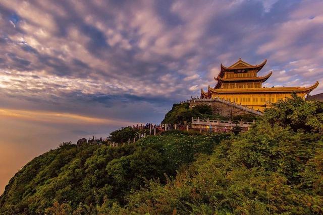 峨眉山地势陡峭,风景秀丽,有"秀甲天下"之美誉.