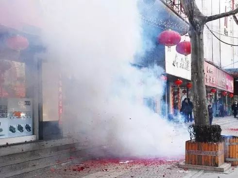 南昌禁燃区新店开张打爆竹 店主要受罚