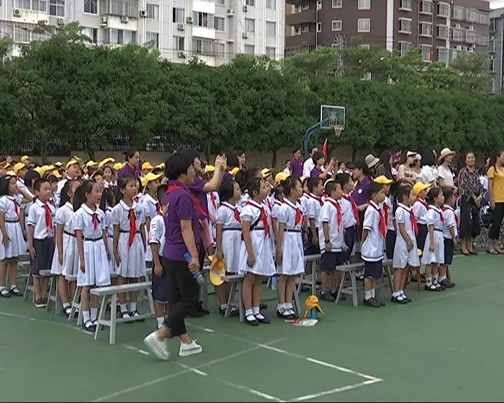 10月18日七彩阳光为您播出玉屏中心小学少先队礼仪风采赛