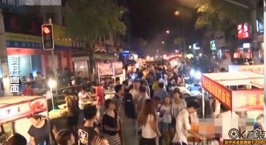 点钟之后 更是摊贩云集,人流如织, 浦夜市在20年就被彻底地取缔了