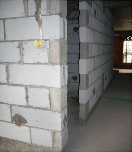 12,八角楼转角处砌砖容易产生通缝而引起渗漏,因此八角楼转角处必须用