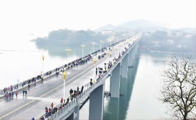 瞿云 摄  雄伟的酉水大桥,东起沅陵县城辰州大道,西接太常集镇,横跨