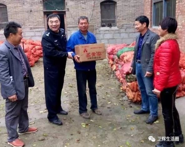 下雨也阻挡不住他们关爱贫困户的脚步!为卫辉这样的好支书点赞!