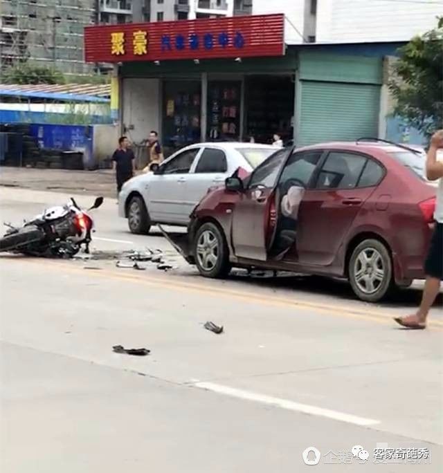 梅州一男子骑摩托与小车正面对撞,从车顶翻滚飞出十多米!