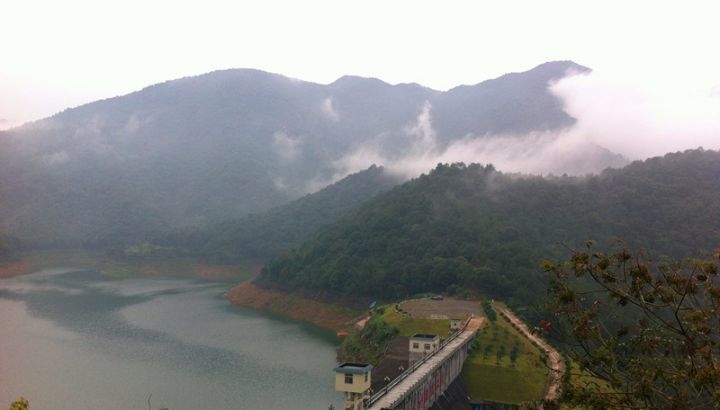 云雾交织,山清水秀,茶田密布的清凉山(位于梅江区西阳镇)