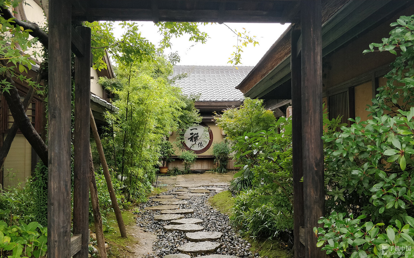 香月花街幽静的一处所,在曲径通幽处的墙上写着"一禅依",意思是一日一