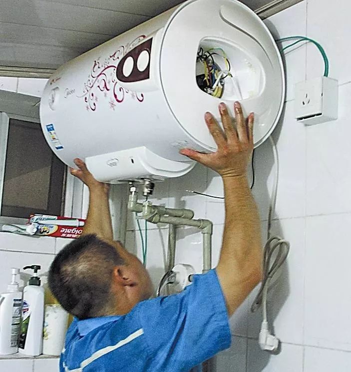 可以根据自家使用的水量进行加热 电热水器的使用并不难 要注意内胆