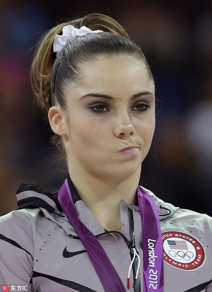 2012年伦敦奥运会马罗尼在跳马决赛获得银牌后,在颁奖礼上撅着嘴 图源