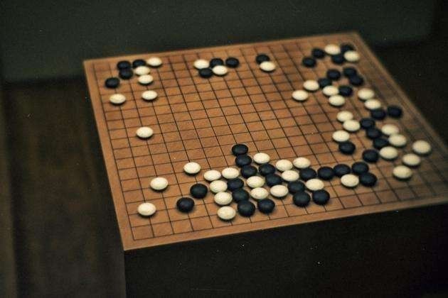 上下棋 然后进行 自我博弈 他在没有使用到任何人类围棋数据的情况下