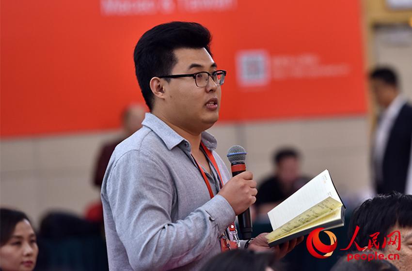 中国质量报记者提问人民网记者 王天乐 摄