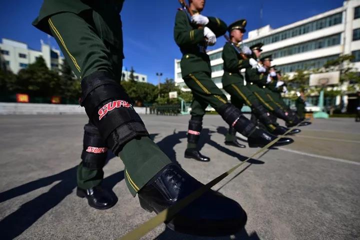 脚登锃亮的马靴,护卫着五星红旗,大踏步地走来……国旗卫士们的英姿