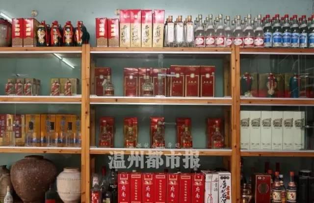 一排酒柜,几百瓶白酒,以国产白酒